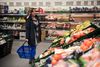 Hvis man er bekymret for skadelig kemi og pesticider, skal man gå efter produkter, der ikke indeholder disse stoffer. Grundreglen er, at man skal vælge økologisk – og dansk frugt og grønt frem for udenlandsk, lyder rådet fra Forbrugerrådet Tænk Kemi. På billedet er det Lone Gjedsig fra Aarhus, som er på indkøb. Arkivfoto: Laura Krogh