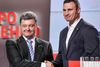 Præsidentkandidat Petro Poroshenko, til venstre, trykker hånd med Vitali Klitschko under søndagens pressemøde.