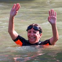Paris' borgmester Anne Hidalgo blev angiveligt ikke syg af at svømme i Seinens ellers ret forurerende vand for nylig, da hendes mediestunt skulle vise, hvor sikkert det er at afholde konkurrence på Seinen. Men der er nok andet at få ondt i maven over, når det gælder OL. Foto: Emmanuel Dunand/AFP