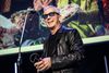 Thomas Helmig takkede sin kone, Renée Toft Simonsen, på scenen for at skabe Børnene fra Sølvgade. Han vandt en Robert for sin titelsang til filmen. Foto: Emil Nicolai Helms/Ritzau Scanpix