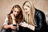 For både Camilla Nygaard Refsholm (t.v.) og Mille Kongshammer har Instagram overhalet Facebook som det foretrukne sociale medie. »På Facebook skriver folk, at de skal til at smøre madpakke. På Instagram kan man se et billede af madpakken,« siger Mille Kongshammer.