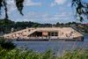 Bybadet i Skanderborg er en fantastisk turistattraktion i sommerhalvåret, men ofte mødes badegæsterne af en giftig algesuppe. Problemet er indholdet af fosfor i søen. Nu viser en ny rapport, hvor fosforen kommer fra – og hvilke greb der kan bremse tilførslen. Foto: Per Bille