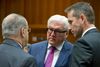 Udenrigsminister Kristian Jensen i samtale med den tyske udenrigsminister Frank-Walter Steinmeier i midten og den cypriotiske udenrigsminister Ioannis Kasoulides til venstre under EU's udenrigsministermøde i Bruxelles mandag. Foto: AP