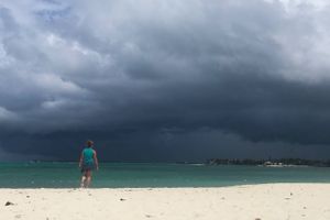 Under to uger efter at en voldsom orkan rystede Bahamas, har nye kraftige vinde og nedbør ramt østaten.