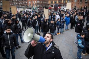 Der skal være plads til både fredagsbøn og antimuslimsk demonstration foran Folketinget, siger Københavns Politi.
