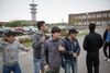 Afghanske drenge foran Migrationsverkets modtagecenter i Malmø. De har fået taget fingeraftryk og venter på bussen, der skal køre dem tilbage til deres bosted for uledsagede flygtningebørn. Foto: Ulrik Hasemann