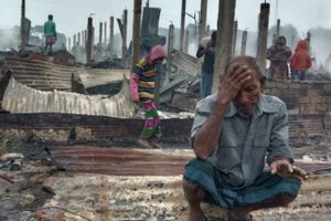 Omkring 3500 rohingya-flygtninge har mistet tag over hovedet efter en voldsom brand i stor flygtningelejr.