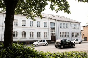 En mail fra en chef på rådhuset i Herning sår tvivl om Herning-borgmester Lars Krarups udtalelser om købet af p-pladser for millioner af kroner.