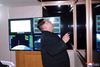 Nordkorea har ingen intentioner om at indstille deres atomvåbenprogram i 2018. Her ses Kim Jung-un med en cigaret i hånden imens han begejstret følger en testaffyring. Foto: KCNA/Korea News Service via AP