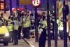 Redningspersonale hjælper en såret person under lørdagens terrorangreb i London. En af de sårede var Roy Larner, der tog kampen op med gerningsmændene. Foto: Dominic Lipinski/AP