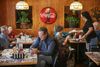 Fri af restriktioner spiser texanere her morgenmad på Bill Smith's Cafe i byen McKinney onsdag. Foto: Stringer/Reuters
