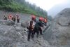 Redningsarbejdere i aktion nær tunnelen Trishuli 3A i den nepalesiske del af Himalay. Foto: Nepal Prime Minister's Office/Reuters/Ritzau Scanpix
