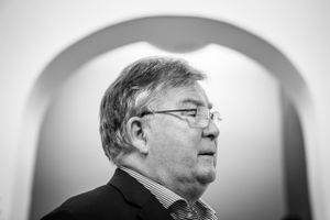 Partilederne bliver i denne uge orienteret om Rigsadvokatens sag mod folketingsmedlem Claus Hjort Frederiksen (V). Men det er der en risiko ved, advarer eksperter