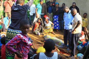 De nødhjælpsorganisationer, der er i DRCongo for at begrænse landets tiende ebola-udbrud, bliver angrebet af oprørsgrupper og lokalbefolkningen.