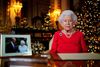 Den britiske dronning Elizabeth havde et foto af sig selv og sin afdøde mand, prins Philip, stående på skrivebordet, da hun holdt sin årlige juletale. Foto: Pool/Reuters