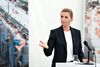 I et telt hos slagteriet Danish Crown præsenterede statsminister Mette Frederiksen tirsdag de længe ventede detaljer, der viser, hvem der kan få tidlig pension, og hvem der er afskåret fra ordningen. Foto: Henning Bagger/Ritzau Scanpix