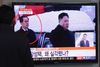 Jang Song-Thaek er her markeret med en rød cirkel bag ved Nordkoreas leder, Kim Jong-Un, er blevet udrenset.