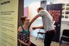 Det helt afgørende spørgsmål i forbindelse med den nye omikronvariant er, om den kan bryde gennem den immunitet, som opnås efter overstået sygdom eller ved vaccination. Her er Ramune Velyvyte, som får sit andet vaccinestik af læge Joen Steendahl i et mobilt vaccinationscenter i den københavnske bydel Tingbjerg. Arkivfoto: Christian Lykking