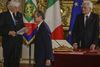 Ud over den disciplinerede retning på finansloven, siger Giovanni Tria (i midten) i interviewet, at regeringen i Italien ikke har nogen intentioner om at forlade euroen.Foto: Gregorio Borgia/AP