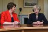 Lederen af det nordirske parti DUP, Arlene Foster, har nu sat sig sammen med premierminister Theresa May for at forhandle betingelser for et samarbejde. Foto: Charles McQuillan/AP