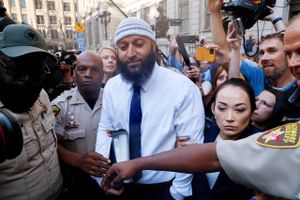 Adnan Syed, hvis sag blev kendt fra podcasten "Serial", har fået genindført sin dom på grund af procedurefejl.