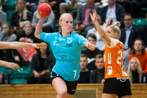 Spillerne i Aarhus United tager en række forholdsregler for at undgå coronasmitte, forklarer Emma Mogensen.
