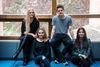 Fra venstre: Kia Duun, Nina Sofie Dengsøe, Mikkel Lorentzen og Anna Khajeh, gymnasieelever og jurastuderende. De kender til fænomenet med både hævnporno og det at tage og sende intime fotos af sig selv. Foto: Sebastian Buur Gunvald