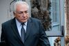 Dominique Strauss-Kahn undervejs ud fra sit hotel i Lille, hvor han i disse dage er tiltalt for organiseret rufferi. Før alle anklagerne om forsøg på voldtægt og alfonseri havde mange store forventninger til ham. I 2011 beskrev begejstrede biografier hans politiske tæft og strålende økonomiske hjerne.