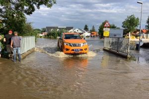 Beboerne i den lille landsby Fole i Sønderjylland er bekymrede for, om regnen torsdag igen vil oversvømme byen, som det skete i sommer. Denne gang er myndighederne dog mere forberedt og regner med at holde stand.