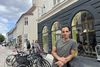 Der er masser af plads udenfor Amalfi, men den er brugt til et bredt fortov til fodgængere, gadens skraldesystem og til cykelparkering. Foto: Tahmasbi