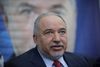 Avigdor Lieberman var i årtier et fikspunkt på Israels yderste højrefløj og én af Netanyahus nærmeste allierede. Nu har han vendt sig imod sin tidligere makker, og ifølge meningsmålingerne kan han blive manden, der afgør Netanyahus skæbne efter valget den 17. september. Foto: Oded Balilty/AP