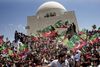 Tilhængere af Imran Khans parti, Pakistans Bevægelse for Retfærdighed, fører valgkamp i Karachi. Lørdag går pakistanerne til valg. Foto: Shakil Adil/AP