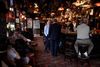 Coronasmitten i Storbritannien er ved at løbe løbsk. Derfor varsler regeringen nye restriktioner, og det betyder blandt andet tidligere lukketider på barer. Arkivfoto: Hannah Mckay/Reuters