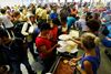 Frivillige giver migranter mad på stationen i München, Tyskland, i september 2015, da store flygtninge- og migrantstrømme ankom til Europa. Foto: Matthias Schrader/AP