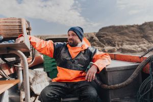 På havet ved Lønstrup trækker fisker René Hansen en tung bifangst af store rovdyr op. Det skærer i hans hjerte, og Danmarks Fiskeriforening vil have gjort noget ved det stigende problem, der ifølge biologer kan skyldes dyr, der kommer svømmende fra bl.a. Skotland. Miljøministeren er tavs, men spørgsmålet er, hvad det overhovedet er muligt at gøre.