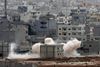 Tyrkiske tropper ved grænsen til Syrien kan dagligt følge med i kampen om Kobani. Arkivfoto: Lefteris Pitarakis/AP