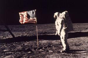 En samling af originale fotografier fra Nasas månerejser er på auktion ved det danske auktionshus Bruun Rasmussen. Fotografierne blev en del af beviserne for, at månelandingen var et svindelnummer – en konspirationsteori, der stadig lever i dag som et led i en magtkritisk fortælling.  