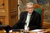 »Som folketingsformand kan man ikke tage orlov, så der skal under alle omstændigheder vælges en anden i perioden,« skriver Mogens Lykketoft.