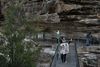 Turister trekker i bjergområdet omkring Three Sisters Rock i nationalparken Blue Mountains i delstaten New South Wales efter genoptagelse af regional turisme oven på nedlukningen under coronaudbruddet. Grænserne er dog stadig lukkede, og dermed mangler Australien stadig de 1,3 mio. kinesiske turister, der udgjorde rygraden af turistindustrien sidste år. Om de overhovedet kommer igen, er tvivlsomt, efter at det kinesiske turistministerium har frarådet at rejse til Australien på grund af diskrimination. Foto: Loren Elliott /Reuters