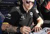 Kevin Magnussen skrev torsdag autografer i den solbeskinnede fanzone i Albert Park, Melbourne. Foto: Ross Land/AP