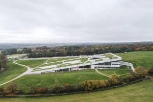 Opsamlingsværket “Ny dansk arkitektur” stiller skarpt på 10 ikoniske danske bygninger, herunder Moesgaard Museum, der er tegnet af Henning Larsen Architects. Vi bringer et redigeret uddrag.