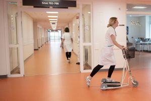 Sygeplejerske på løbehjul på Aarhus Universitetshospital i Skejby.  Foto: Stine Rasmussen, JP