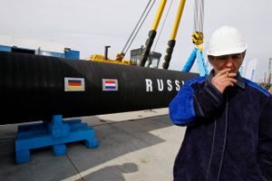 Det første rør til naturgasrørledningen Nord Stream er klar til at blive lagt i Portovaja ved Den Finske Bugt den 9. april 2010. Arkivfoto: AP/Dmitrij Lovetskij