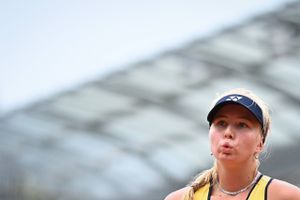 Clara Tauson, der torsdag spiller anden runde-kamp i French Open, brød tirsdag igennem med offensiv tennis.