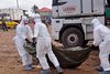 Ebola smitter via kropsvæsker, så de internationale sundhedsorganisationer forsøger altid at få liget med, når sygdommen kræver liv. Men ofte vil de lokale selv begrave deres døde. Det øger smitterisikoen. Foto: Abbas Dulleh/AP