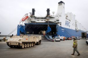 Forsvarsministeren besøgte fredag havnen, som længe har haft international militær interesse.