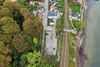 Riis Skov er et populært sted i Aarhus, men aktuelt bryder mange kvinder sig ikke om at færdes i skoven efter mørkets frembrud. Her et dronefoto af parkeringspladsen for enden af Risskovstien. Dronefoto: Danni Paulsen