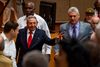 Den 57-årige Miguel Diaz-Canel (th.) var første vicepræsident i Rauls regering. I sit embede som vicepræsident har Diaz-Canel ikke gjort det store væsen af sig. Foto: AP