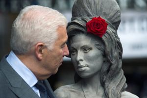 På sin 31-års fødselsdag blev hun hædret med meget livagtig statue i London.