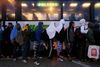 Migranter foran politibussen ved grænsen mellem Ungarn og Østrig nær Nickelsdorf, Østrig.